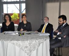 A Fomento Paraná é a anfitriã da reunião da Comissão de Assuntos Contábeis da Associação Brasileira de Desenvolvimento (ABDE), que acontece nas dependências da Federação do Comércio do Paraná, em Curitiba, nesta terça, 24/11.
Na imagem, a coordenadora da comissão, Luciane Tessaro Perissato; a gerente técnico-operacional da ABDE, Cristiane Viturino; o presidente da Fomento Paraná, Juraci Barbosa; e o presidente da Comissão de Assuntos Contábeis, Heraldo Neves, também da Fomento Paraná.