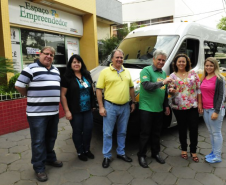 Prefeito Luiz C. Gibson, secretário de Indústria Joalmir Pucci, coordenador do Espaço Empreendedor, Josemir Zanetti, e a agente de crédito, Ivana Gandolfi Ferreira, durante a entrega das chaves a Maria Aparecida Miranda Timotio (Cida).