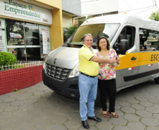 Prefeito Luiz C. Gibson entrega as chaves do veículo financiado à Maria Aparecida Miranda Timotio (Cida).