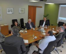 Reunião na Fomento Paraná com a participação do prefeito de Adrianópolis, João Manoel Pampanini, e do assessor jurídico do município, Clóvis Patriota; do diretor da Escola de Comunicação e Negócios da Universidade Positivo, Rogério Mainardes, e da professora Elisabete Tieme Arazaki, coordenadora do Núcleo de Estudo e Laboratório de Cidades da UP, com o presidente da Fomento Paraná, Juraci Barbosa, para debater a participação da instituição financeira estadual no Projeto Adrianópolis. 