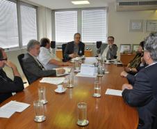 Reunião na Fomento Paraná com a participação do prefeito de Adrianópolis, João Manoel Pampanini, e do assessor jurídico do município, Clóvis Patriota; do diretor da Escola de Comunicação e Negócios da Universidade Positivo, Rogério Mainardes, e da professora Elisabete Tieme Arazaki, coordenadora do Núcleo de Estudo e Laboratório de Cidades da UP, com o presidente da Fomento Paraná, Juraci Barbosa, para debater a participação da instituição financeira estadual no Projeto Adrianópolis. 
