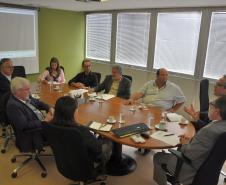 Reunião na Fomento Paraná com a participação do prefeito de Adrianópolis, João Manoel Pampanini, e do assessor jurídico do município, Clóvis Patriota; do diretor da Escola de Comunicação e Negócios da Universidade Positivo, Rogério Mainardes, e da professora Elisabete Tieme Arazaki, coordenadora do Núcleo de Estudo e Laboratório de Cidades da UP, com o presidente da Fomento Paraná, Juraci Barbosa, para debater a participação da instituição financeira estadual no Projeto Adrianópolis. 