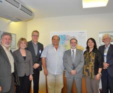 Reunião na Fomento Paraná com a participação do prefeito de Adrianópolis, João Manoel Pampanini, e do assessor jurídico do município, Clóvis Patriota; do diretor da Escola de Comunicação e Negócios da Universidade Positivo, Rogério Mainardes, e da professora Elisabete Tieme Arazaki, coordenadora do Núcleo de Estudo e Laboratório de Cidades da UP, com o presidente da Fomento Paraná, Juraci Barbosa, para debater a participação da instituição financeira estadual no Projeto Adrianópolis. 