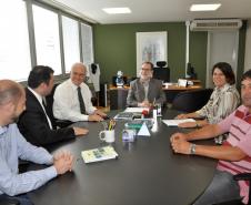 A presidente da Associação Comercial e Empresarial de Andirá – ACEAD, Silvia Flores, e o presidente da Fomento Paraná, Juraci Barbosa, assinaram nesta quinta-feira (10/12), em Curitiba, um termo de cooperação técnica com a Fomento Paraná, para implantar o programa Banco do Empreendedor em Andirá.