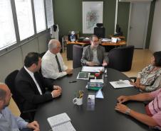A presidente da Associação Comercial e Empresarial de Andirá – ACEAD, Silvia Flores, e o presidente da Fomento Paraná, Juraci Barbosa, assinaram nesta quinta-feira (10/12), em Curitiba, um termo de cooperação técnica com a Fomento Paraná, para implantar o programa Banco do Empreendedor em Andirá.