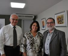 A presidente da Associação Comercial e Empresarial de Andirá – ACEAD, Silvia Flores, e o presidente da Fomento Paraná, Juraci Barbosa, assinaram nesta quinta-feira (10/12), em Curitiba, um termo de cooperação técnica com a Fomento Paraná, para implantar o programa Banco do Empreendedor em Andirá.