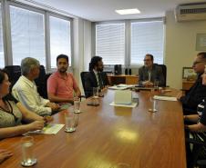 O presidente da Fomento Paraná, Juraci Barbosa; o diretor administrativo e financeiro, Heraldo Neves; o presidente do Sindicato dos Empregados em Estabelecimentos Bancários e Financiários de Curitiba e Região, Elias Hannemann Jordão; e o presidente da Associação dos Empregados da Agencia de Fomento – ASSEAF, Valério de Assis Souza Silva, assinaram nesta quinta-feira (10/12), o Acordo Coletivo de Trabalho 2015/2016 da Fomento Paraná.