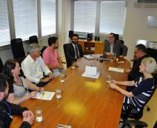 O presidente da Fomento Paraná, Juraci Barbosa; o diretor administrativo e financeiro, Heraldo Neves; o presidente do Sindicato dos Empregados em Estabelecimentos Bancários e Financiários de Curitiba e Região, Elias Hannemann Jordão; e o presidente da Associação dos Empregados da Agencia de Fomento – ASSEAF, Valério de Assis Souza Silva, assinaram nesta quinta-feira (10/12), o Acordo Coletivo de Trabalho 2015/2016 da Fomento Paraná.
