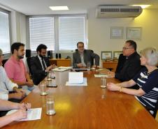 O presidente da Fomento Paraná, Juraci Barbosa; o diretor administrativo e financeiro, Heraldo Neves; o presidente do Sindicato dos Empregados em Estabelecimentos Bancários e Financiários de Curitiba e Região, Elias Hannemann Jordão; e o presidente da Associação dos Empregados da Agencia de Fomento – ASSEAF, Valério de Assis Souza Silva, assinaram nesta quinta-feira (10/12), o Acordo Coletivo de Trabalho 2015/2016 da Fomento Paraná.