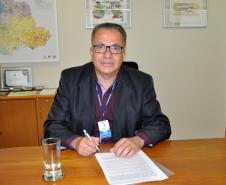 O presidente da Fomento Paraná, Juraci Barbosa; o diretor administrativo e financeiro, Heraldo Neves; o presidente do Sindicato dos Empregados em Estabelecimentos Bancários e Financiários de Curitiba e Região, Elias Hannemann Jordão; e o presidente da Associação dos Empregados da Agencia de Fomento – ASSEAF, Valério de Assis Souza Silva, assinaram nesta quinta-feira (10/12), o Acordo Coletivo de Trabalho 2015/2016 da Fomento Paraná.