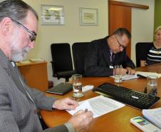O presidente da Fomento Paraná, Juraci Barbosa; o diretor administrativo e financeiro, Heraldo Neves; o presidente do Sindicato dos Empregados em Estabelecimentos Bancários e Financiários de Curitiba e Região, Elias Hannemann Jordão; e o presidente da Associação dos Empregados da Agencia de Fomento – ASSEAF, Valério de Assis Souza Silva, assinaram nesta quinta-feira (10/12), o Acordo Coletivo de Trabalho 2015/2016 da Fomento Paraná.