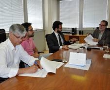 O presidente da Fomento Paraná, Juraci Barbosa; o diretor administrativo e financeiro, Heraldo Neves; o presidente do Sindicato dos Empregados em Estabelecimentos Bancários e Financiários de Curitiba e Região, Elias Hannemann Jordão; e o presidente da Associação dos Empregados da Agencia de Fomento – ASSEAF, Valério de Assis Souza Silva, assinaram nesta quinta-feira (10/12), o Acordo Coletivo de Trabalho 2015/2016 da Fomento Paraná.