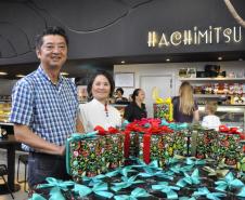 Nilo Kato e a esposa, Suely Kato, proprietários da confeitaria de doces finos Hachimitsu em Londrina. 