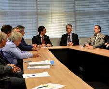 Assinatura do convênio do programa Trator Solidário, entre a Secretaria de Estado da Agricultura e o Banco do Brasil, para financiar a compra dos veículos, com a participação da Fomento Paraná, que é responsável pela gestão do Fundo de Desenvolvimento Econômico (FDE), que garante os financiamentos feitos pelo programa Trator Solidário, na modalidade de equivalência-produto.