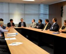 Assinatura do convênio do programa Trator Solidário, entre a Secretaria de Estado da Agricultura e o Banco do Brasil, para financiar a compra dos veículos, com a participação da Fomento Paraná, que é responsável pela gestão do Fundo de Desenvolvimento Econômico (FDE), que garante os financiamentos feitos pelo programa Trator Solidário, na modalidade de equivalência-produto.