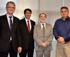 Assinatura do convênio do programa Trator Solidário, entre a Secretaria de Estado da Agricultura e o Banco do Brasil, para financiar a compra dos veículos, com a participação da Fomento Paraná, que é responsável pela gestão do Fundo de Desenvolvimento Econômico (FDE), que garante os financiamentos feitos pelo programa Trator Solidário, na modalidade de equivalência-produto.