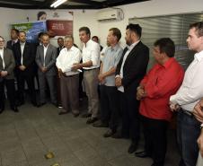 O governador Beto Richa anunciou nesta terça-feira (26), na cooperativa Rádio Táxi Faixa Vermelha, em Curitiba, a reabertura da linha de crédito Banco do Empreendedor – Taxista, da Fomento Paraná. 
