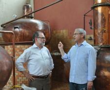 Cliente da Fomento Paraná conquista prêmio nacional. Na foto,Juraci Barbosa (E), presidente da Fomento Paraná e Fulgêncio Torres Viruel, diretor comercial e sócio da Agroecológica Marumbi, empresa que produz a cachaça Porto Morretes, eleita a melhor cachaça do país na Cúpula da Cachaça-2016.