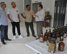 Cliente da Fomento Paraná conquista prêmio nacional. Na foto, Juraci Barbosa, presidente da Fomento Paraná, Fulgêncio Torres Viruel, diretor comercial e sócio da Agroecológica Marumbi, Carlos Alberto Gnatta Neto, empresário local, e Mozart Santos Batista Júnior, ex-jogador de futebol e sócio na Agroecológica Marumbi