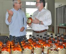 Cliente da Fomento Paraná conquista prêmio nacional. Na foto,Juraci Barbosa (D), presidente da Fomento Paraná e Fulgêncio Torres Viruel, diretor comercial e sócio da Agroecológica Marumbi, empresa que produz a cachaça Porto Morretes, eleita a melhor cachaça do país na Cúpula da Cachaça-2016.