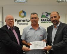 O gerente de microcrédito da Fomento Paraná, Helio Rodrigues, o taxista Lúcio Roberto Natal, e o gerente de mercado da Fomento Paraná, Paulo Morva.