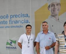 O taxista Lúcio Roberto Natal com técnicos da equipe de Mercado da Fomento Paraná.