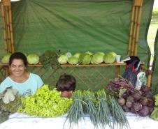 A produtora rural de Quitandinha, Sirlei Aparecida de Moura, vende hortaliças na feira da cidade. Sistema de irrigação foi adquirido pela agricultora através do financiamento da FOMENTO PARANÁ.