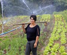 A produtora rural de Quitandinha, Sirlei Aparecida de Moura, mostra sistema de irrigação adquirido através do financiamento da FOMENTO PARANÁ.