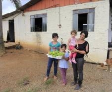 A produtora rural de Quitandinha, Sirlei Aparecida de Moura com três de seus oito filhos.