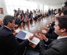 Governador Beteo Richa assina autorização de licitação e homologação para pavimentação, sinalização e urbanização de 23 municípios