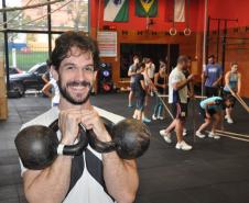 O educador físico Daniel da Rosa de Moraes, instrutor da CrossFit Widia. "Aqui na Widia, ajudo os alunos a trabalhar em todas as capacidades físicas. É um treinamento funcional com conteúdo”, afirma.