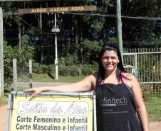 A empreendedora Elisana Lopes de Oliveira é uma das mais novas financiadas pela Fomento Paraná. Ela trabalha como cabeleireira há 15 anos e vive com o marido, o índio da etnia caingangue Carlos Ubiratan dos Santos, na aldeia indígena Kakané Porã, no bairro Campo de Santana, ao sul da cidade.