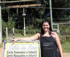 A empreendedora Elisana Lopes de Oliveira é uma das mais novas financiadas pela Fomento Paraná. Ela trabalha como cabeleireira há 15 anos e vive com o marido, o índio da etnia caingangue Carlos Ubiratan dos Santos, na aldeia indígena Kakané Porã, no bairro Campo de Santana, ao sul da cidade.