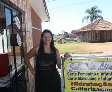 A empreendedora Elisana Lopes de Oliveira é uma das mais novas financiadas pela Fomento Paraná. Ela trabalha como cabeleireira há 15 anos e vive com o marido, o índio da etnia caingangue Carlos Ubiratan dos Santos, na aldeia indígena Kakané Porã, no bairro Campo de Santana, ao sul da cidade.