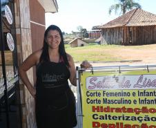 A empreendedora Elisana Lopes de Oliveira é uma das mais novas financiadas pela Fomento Paraná. Ela trabalha como cabeleireira há 15 anos e vive com o marido, o índio da etnia caingangue Carlos Ubiratan dos Santos, na aldeia indígena Kakané Porã, no bairro Campo de Santana, ao sul da cidade.
