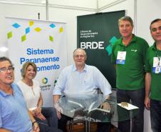Fomento Paraná participa da Expolondrina. 
Na foto, Emília Belinati, assessora da Fomento Paraná, o diretor Administrativo do BRDE, Orlando Pessuti, e técnicos do banco, no estande compartilhado.