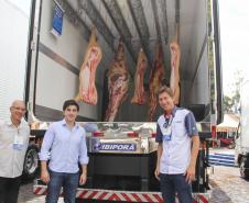 O diretor de Mercado e Relações Institucionais da Fomento Paraná, Luiz Renato Hauly, com empreendedores que desenvolveram um sistema inovador para carregar e descarregar a carne de caminhões frigorificados.