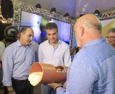 O diretor de Mercado e Relações Institucionais da Fomento Paraná, Luiz Renato Hauly, acompanha o governador Beto Richa em visita a expositores da ExpoLondrina.