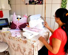 Marlene Pires Pinto, empreendedora de Engenheiro Beltrão, aprendendo a mexer no nova máquina.