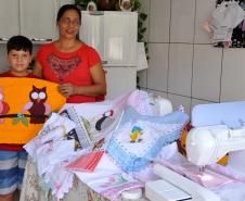 Marlene e o filho mostram um dos trabalhos feitos com as novas máquinas.