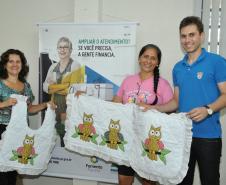 Os agentes da Fomento Paraná Lucimara Grego e Marcelo Vieira com a empreendedora e os produtos comercializdos.