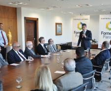 O governador Beto Richa anunciou nesta segunda-feira, 2/5, o lançamento de uma nova linha de microcrédito especial da Fomento Paraná, com limite de até R$ 20 mil em capital de giro. Richa também autorizou o aumento do limite para operações de microcrédito para pessoa física, de R$ 7,5 mil para R$ 10 mil, e para pessoa jurídica (MEI e microempresas), de R$ 15 mil para R$ 20 mil. 