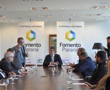 O governador Beto Richa anunciou nesta segunda-feira, 2/5, o lançamento de uma nova linha de microcrédito especial da Fomento Paraná, com limite de até R$ 20 mil em capital de giro. Richa também autorizou o aumento do limite para operações de microcrédito para pessoa física, de R$ 7,5 mil para R$ 10 mil, e para pessoa jurídica (MEI e microempresas), de R$ 15 mil para R$ 20 mil. 