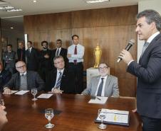 O governador Beto Richa anunciou nesta segunda-feira (2) o lançamento de uma nova linha de microcrédito especial da Fomento Paraná, com limite de até R$ 20 mil em capital de giro. 