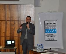 Palestra de técnico da Fomento Paraná durante o workshop "Linhas de Financiamento para 2016", promovido pela Abimaq, em Curitiba.
