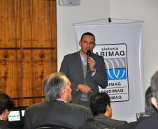 Palestra de técnico da Fomento Paraná durante o workshop "Linhas de Financiamento para 2016", promovido pela Abimaq, em Curitiba.