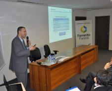 Palestra de técnico da Fomento Paraná durante o workshop "Linhas de Financiamento para 2016", promovido pela Abimaq, em Curitiba.