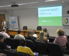 Palestra de técnico do BNDES durante o workshop "Linhas de Financiamento para 2016", promovido pela Abimaq, em Curitiba.