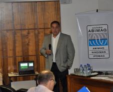 Palestra de técnico do BNDES durante o workshop "Linhas de Financiamento para 2016", promovido pela Abimaq, em Curitiba.