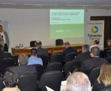Palestra de técnico do BNDES durante o workshop "Linhas de Financiamento para 2016", promovido pela Abimaq, em Curitiba.